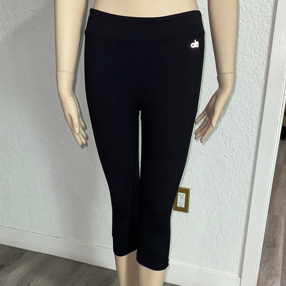 ALO Yoga Jet Black Capri Leggings